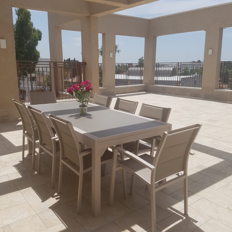 שולחן אלומיניום  משטח זכוכית מחוסמת נפתח לגינה 100x200/320 צבע בז' + 6 כסאות מרופדים - קרם