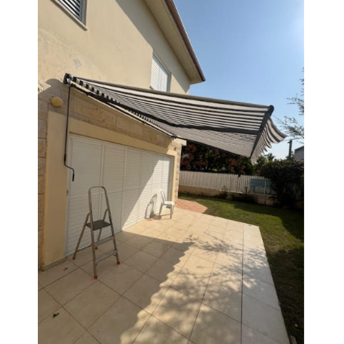 סוכך זרועות ידני 300 ס"מ נפתח  / 395 ס"מ על הקיר . - צבע אפור כהה פסים