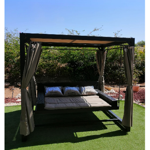 נדנדה  מפוארת עם גזיבו כולל וילונות 