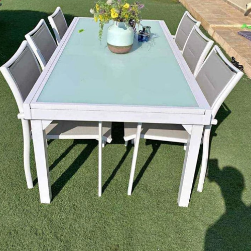 שולחן אלומיניום  משטח זכוכית מחוסמת נפתח לגינה 100x200/320 צבע בז' + 6 כסאות מרופדים - לבן