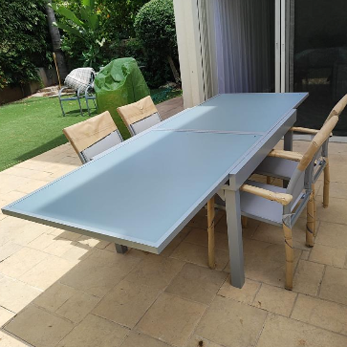 שולחן אלומיניום נפתח 100x135/270 צבע סילבר + 4 כסאות מרופדים