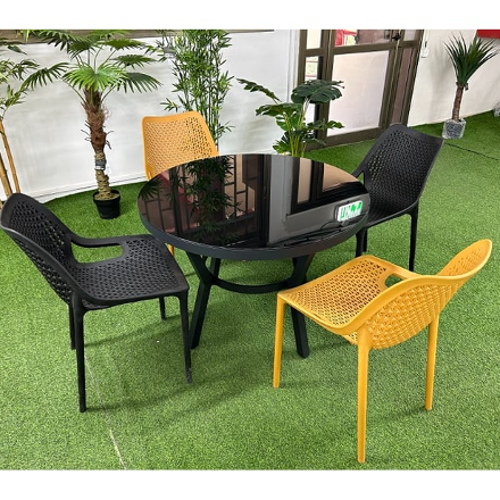 שולחן עגול אפור פחם + 4 כסאות פלסטיק- שחור צהוב