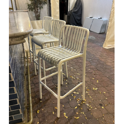 כיסא לורין - כיסא בר מפלסטיק נערם  ללא ידיות - צבע קרם גובה 75 ס"מ.